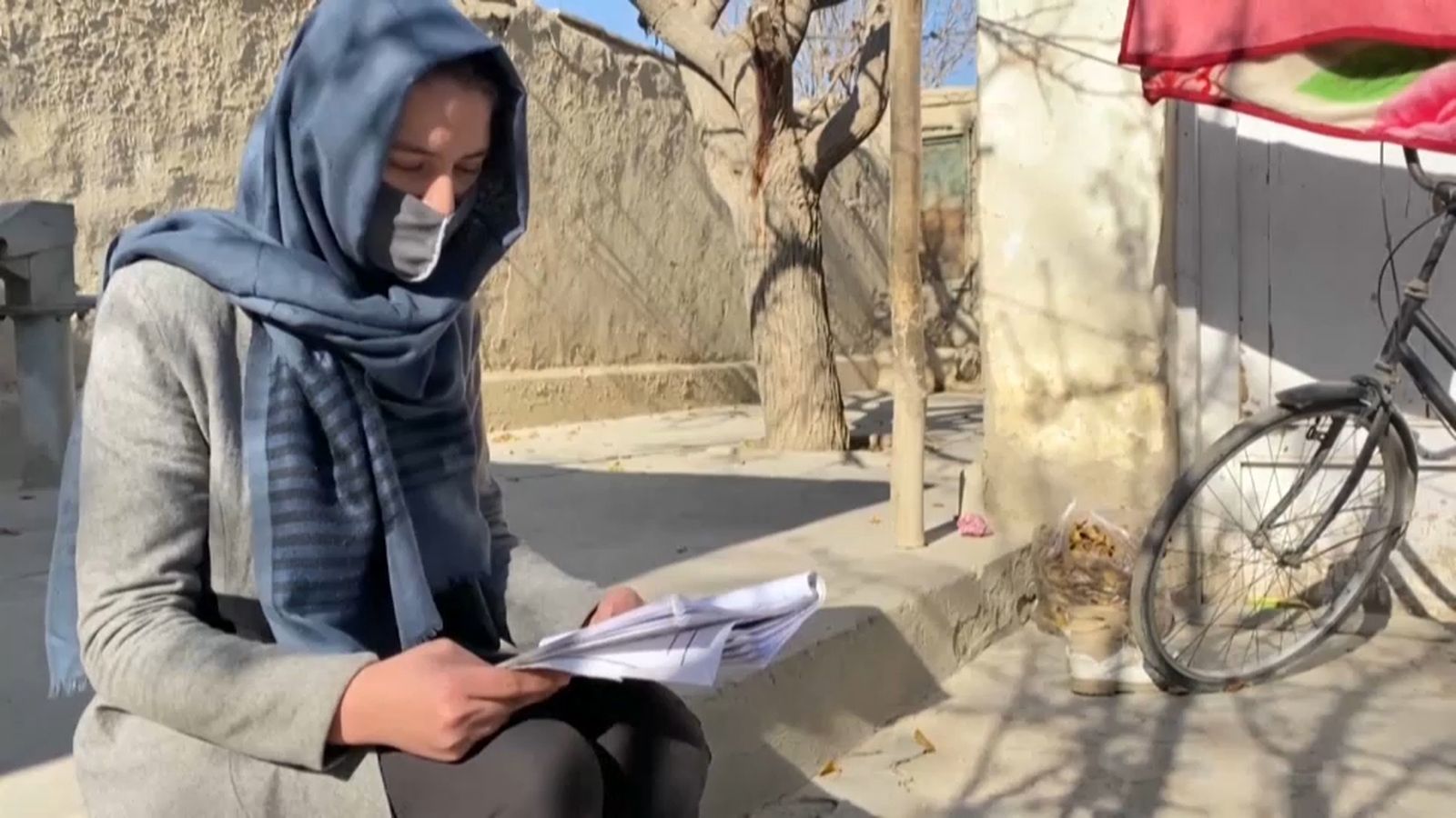 Una dona afganesa als carrers de Kabul