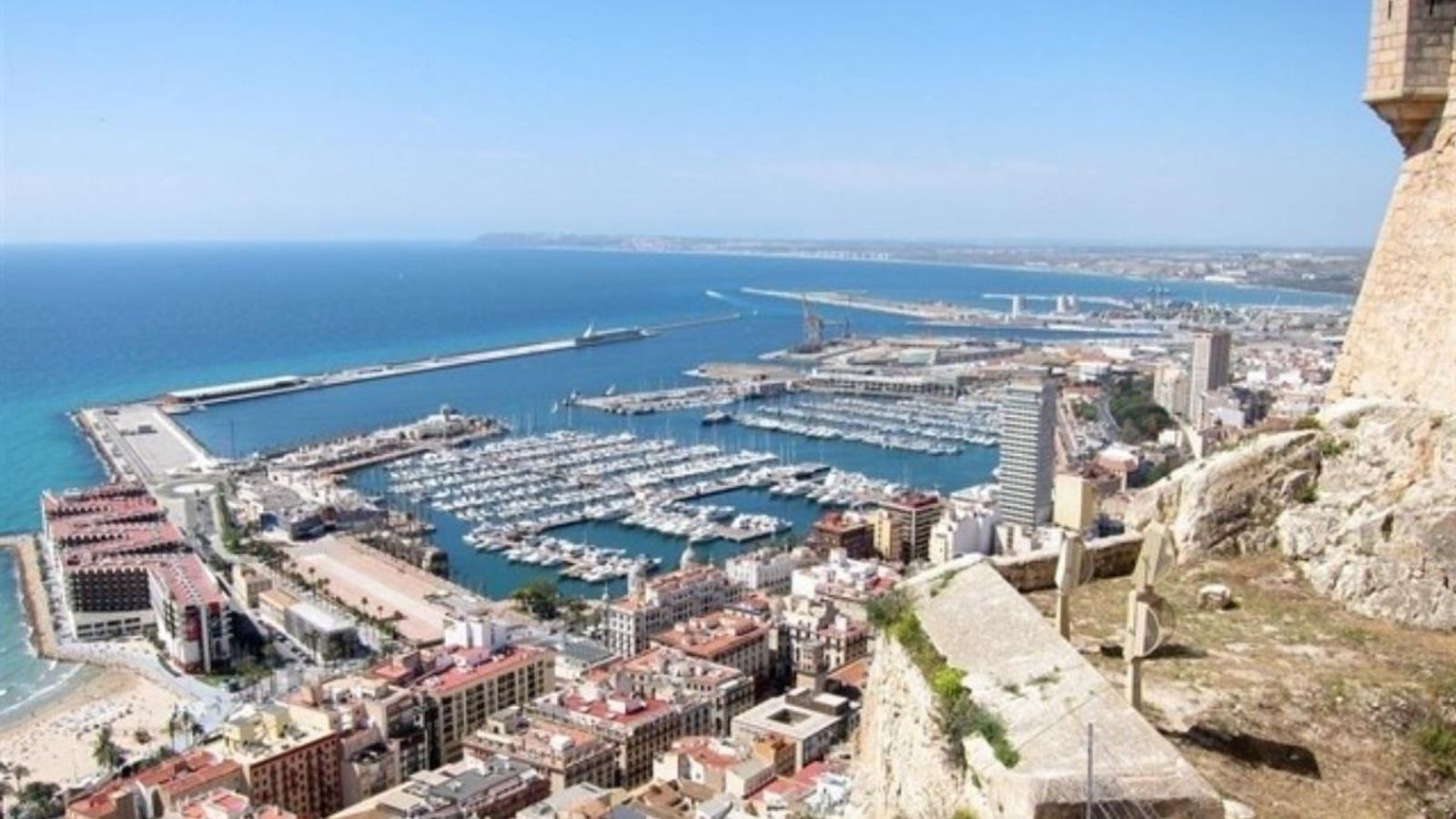 Més de 1.000 al·legacions contra la instal·lació de sis depòsits de combustible al port d\'Alacant