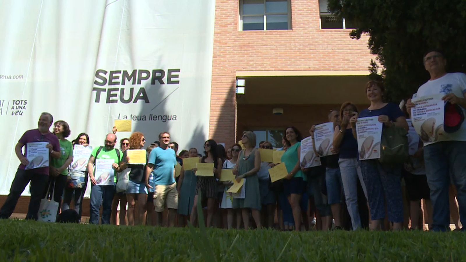 L'STEPV s'ha concentrat a la Conselleria d'Educació per a reclamar millores en les plantilles de professorat