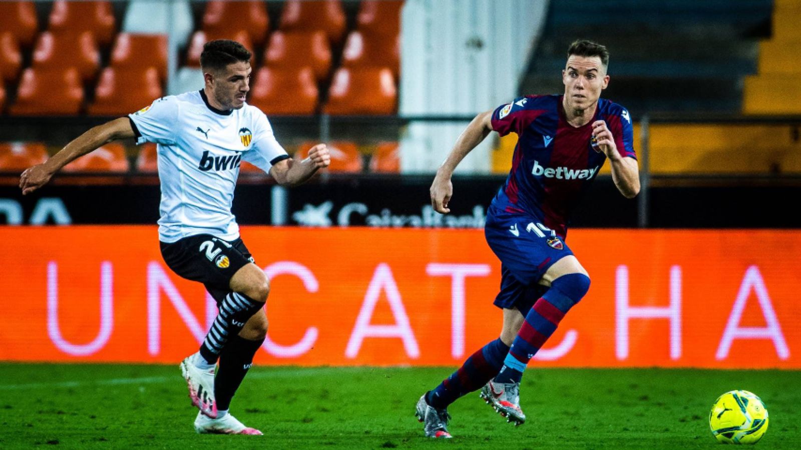 Manu Vallejo i Carlos Clerc disputen una pilota