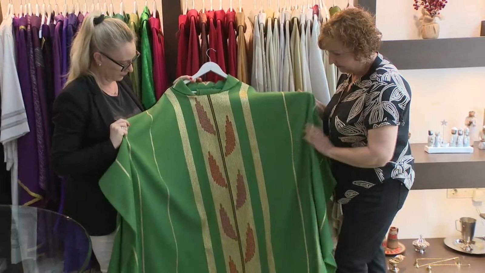 Este taller de la ciutat de València confecciona vestimenta per als papes des de fa 70 anys