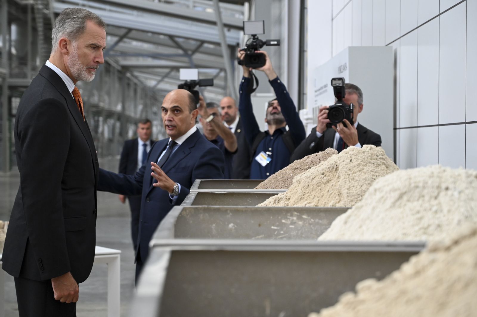 El rei Felip atén el vicepresident de Porcelanosa, Silvestre Segarra