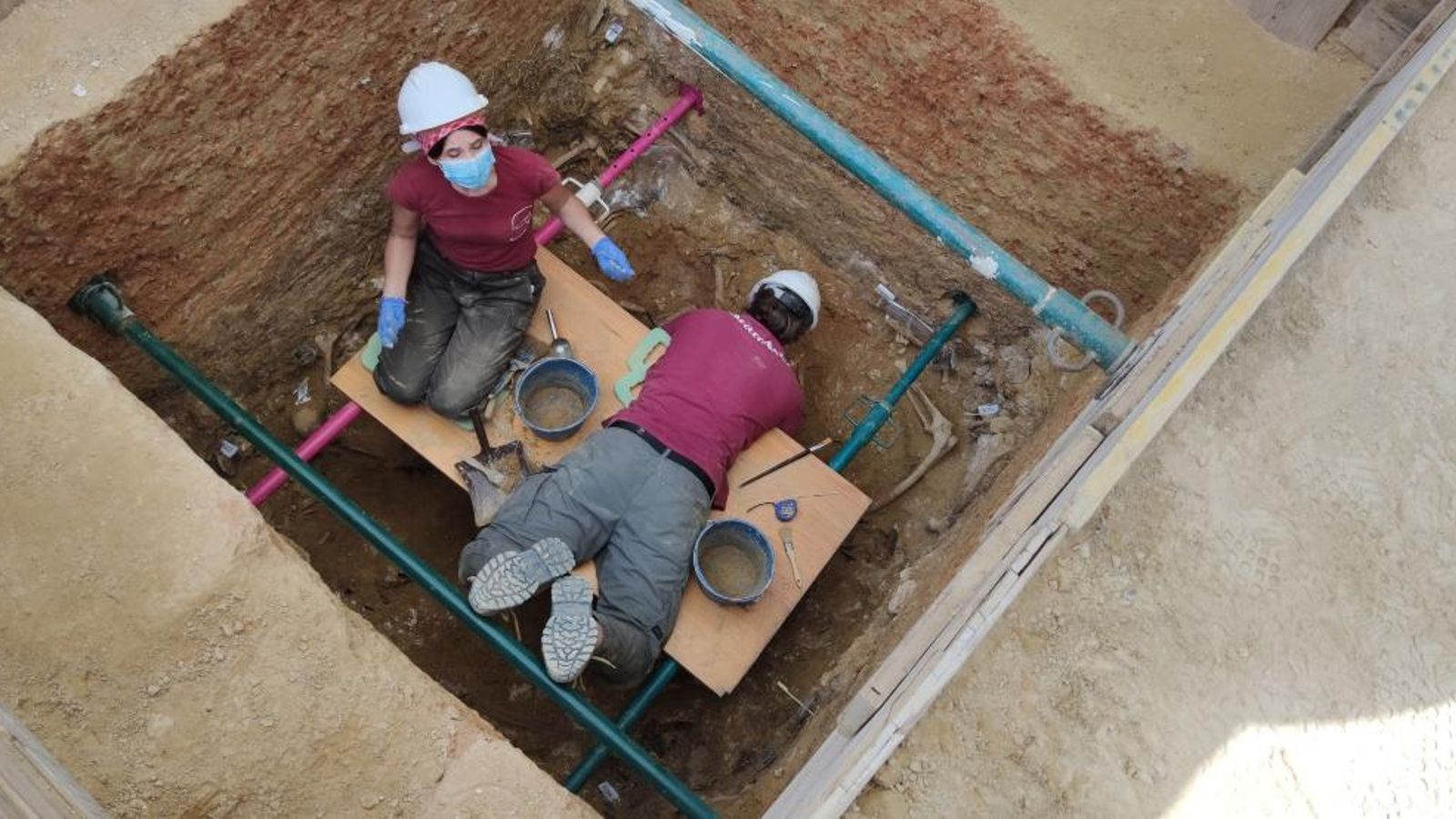 L’equip d’arqueologia treballa a prop de dos metres de profunditat