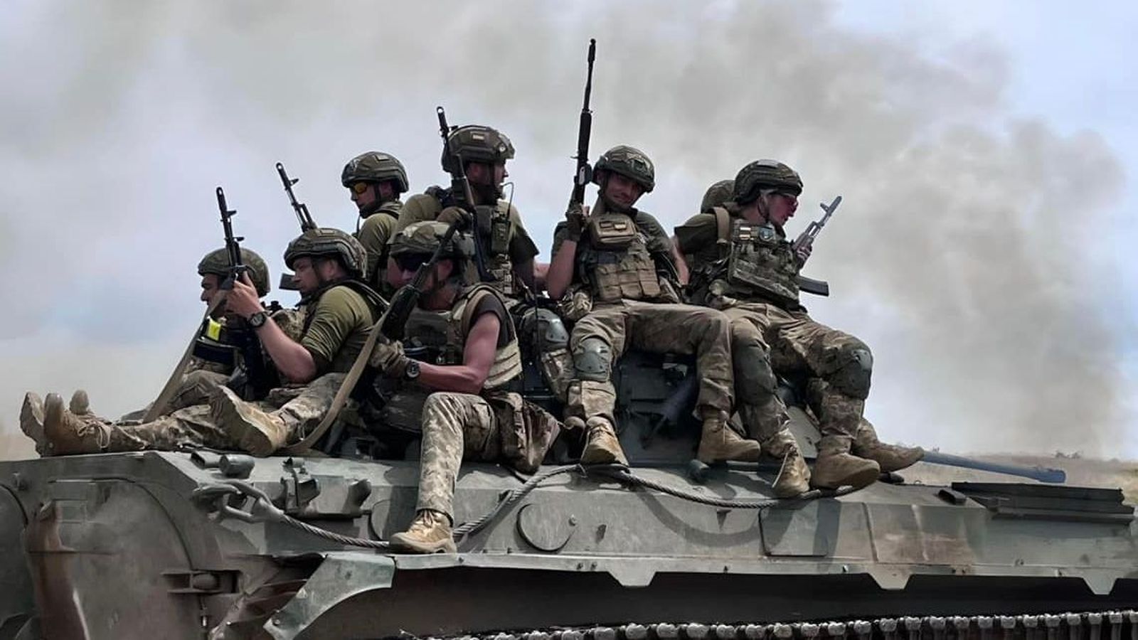 Soldats ucraïnesos en un tanc