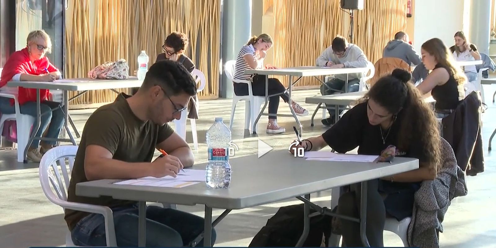 21 Alumnes examinant-se a les proves de la JQCV