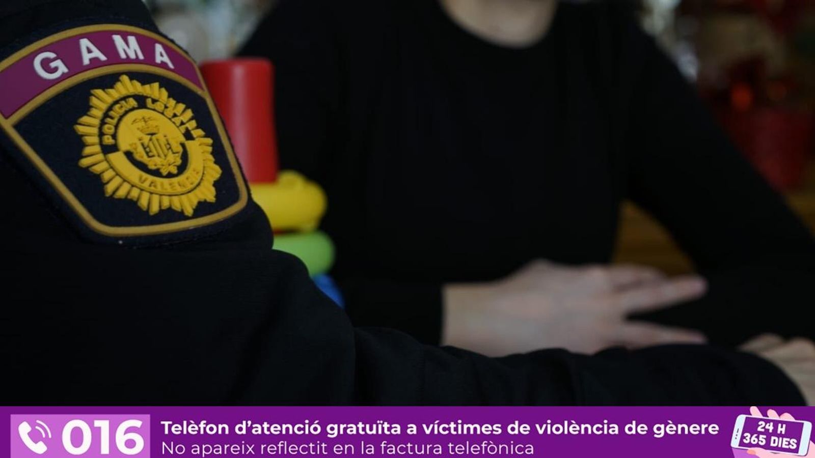 Un agent del grup Gama, de la Policia Local de València, que s'encarrega de fer el seguiment dels casos de violència de gènere a la ciutat