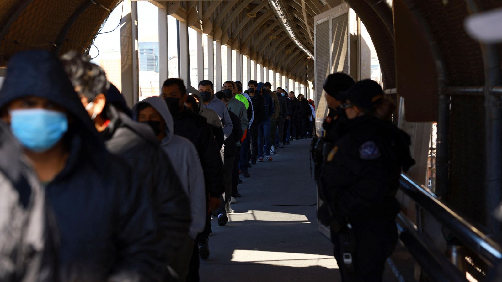 Diversos migrants fan cua per a abandonar els Estats Units cap a Mèxico, a Ciudad Juárez