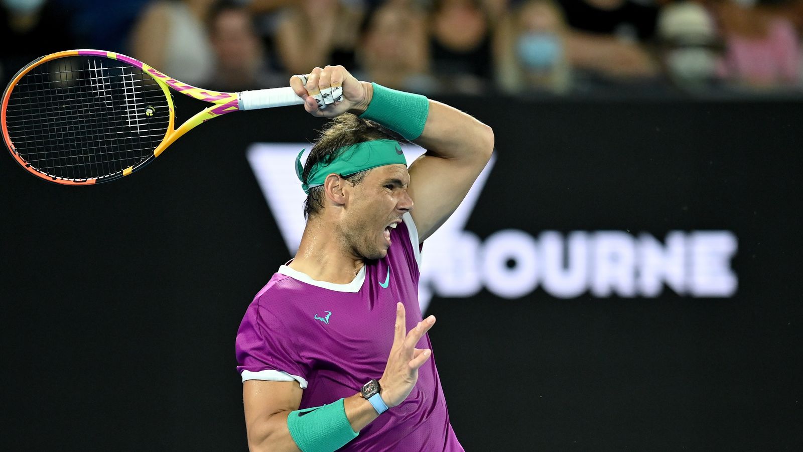 Nadal colpeja una pilota en el partit de semifinals contra Berrettini, a Melbourne