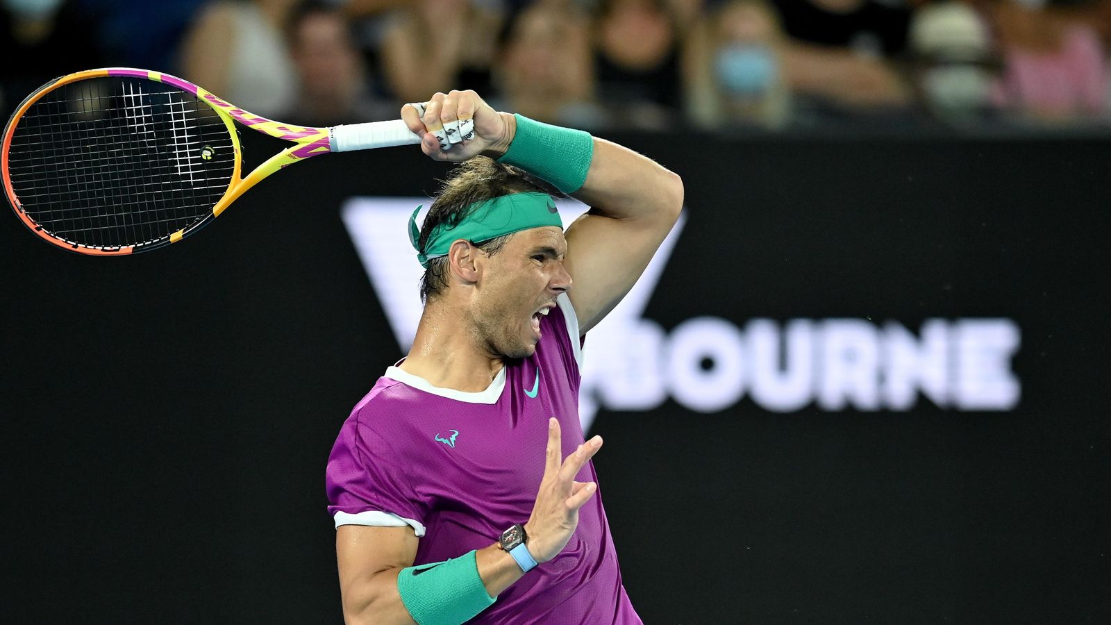 Nadal colpeja una pilota en el partit de semifinals contra Berrettini, a Melbourne Nadal colpeja una pilota en el partit de semifinals contra Berrettini, a Melbourne