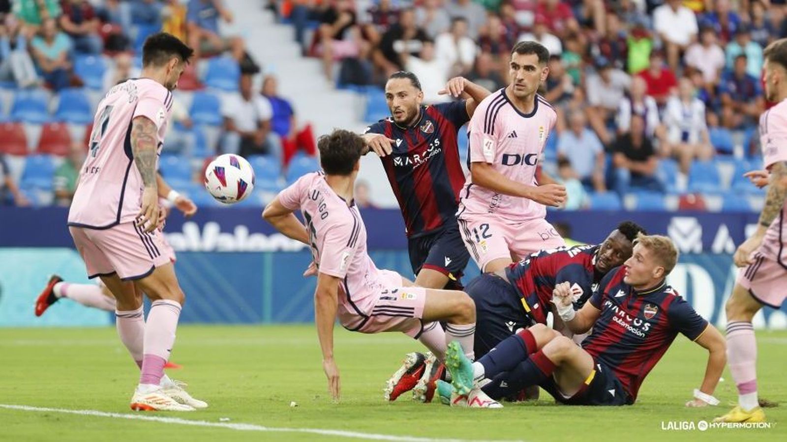 Tres jugadors del Llevant busquen el gol en una acció d'atac