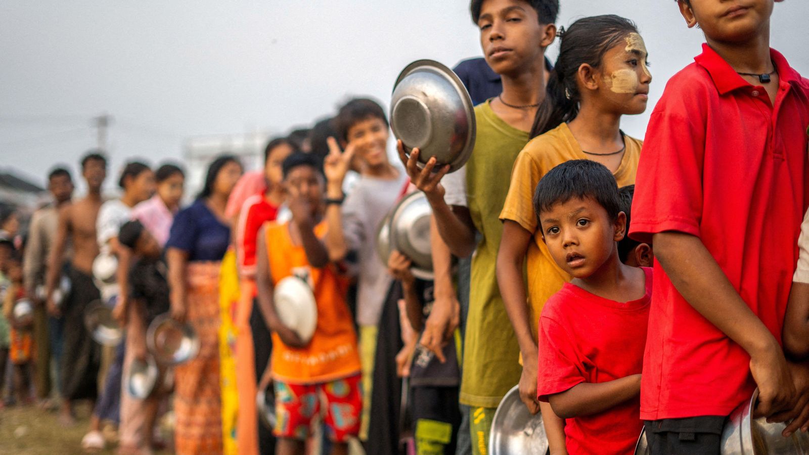 Cua de xiquets i xiquetes per a aconseguir menjar després del terratrémol