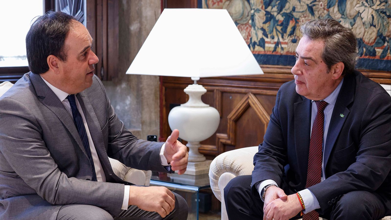 Imatge d'arxiu d'una reunió del president de la Generalitat, Juanfran Pérez Llorca, i el síndic de Vox, José María Llanos