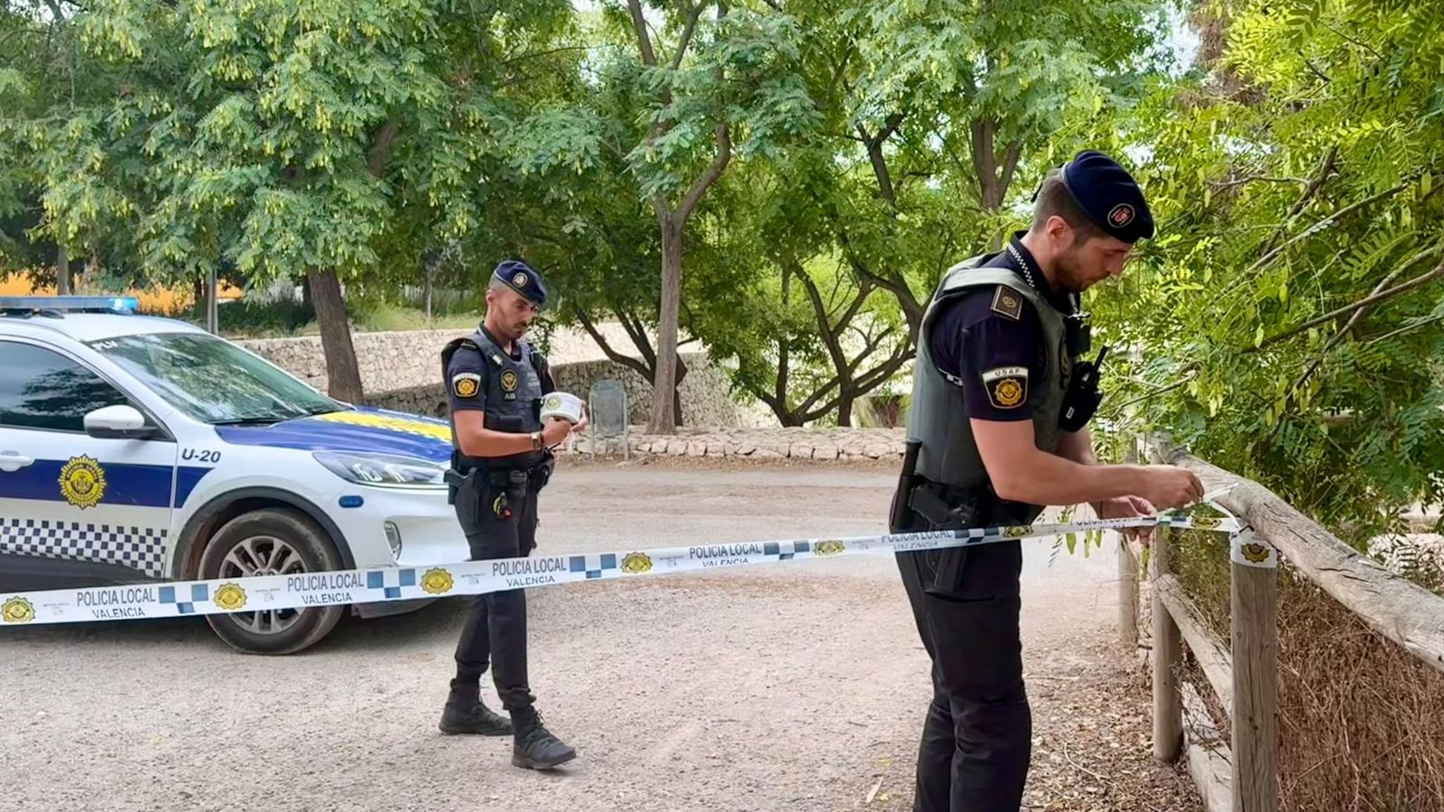 Agents de la Policia Local de València tanquen els accessos dels parcs