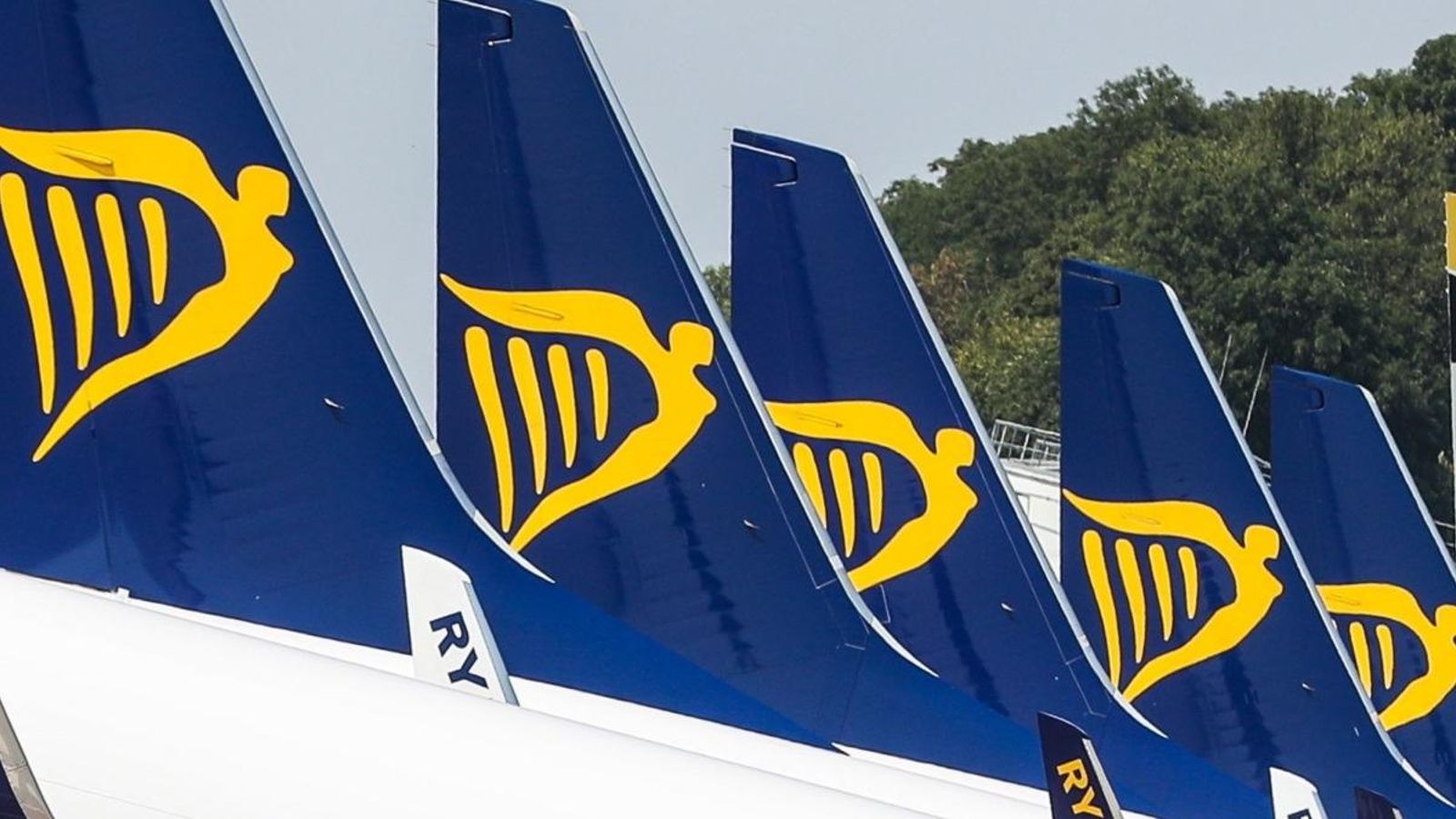 Avions de Ryanair a la pista d'aterratge Avions de Ryanair a la pista d'aterratge