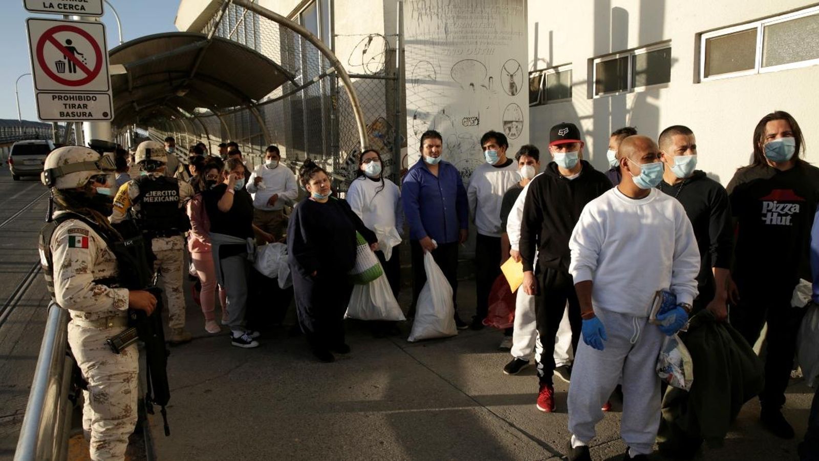 Un grup de de mexicans espera a l’exterior de l’Institut Nacional de Migracions després de ser deportats dels Estats Units