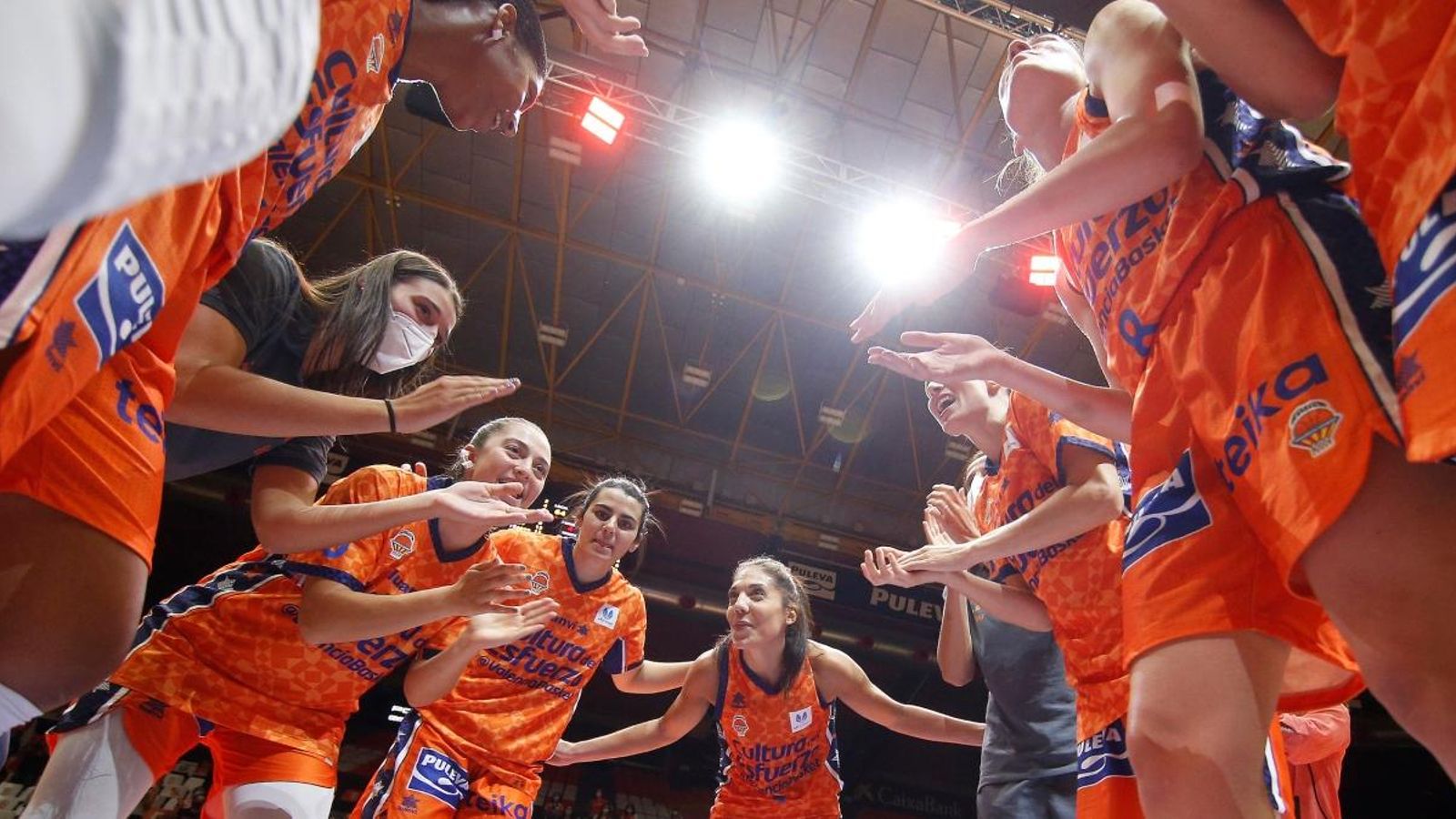 Les jugadores del València Basket es donen ànims abans de començar el partit