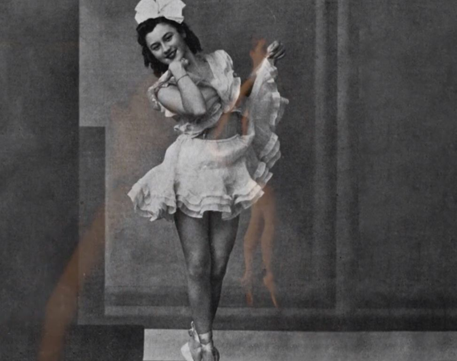 La jove Olga, a París, durant una classe de ball