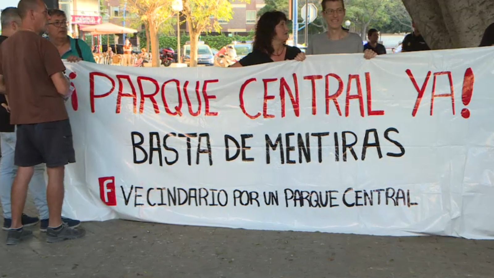 Una plataforma veïnal ix al carrer a Alacant per a reclamar el Parc Central