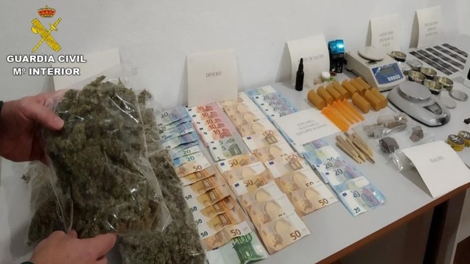 Drogues i diners confiscats durant l'operació