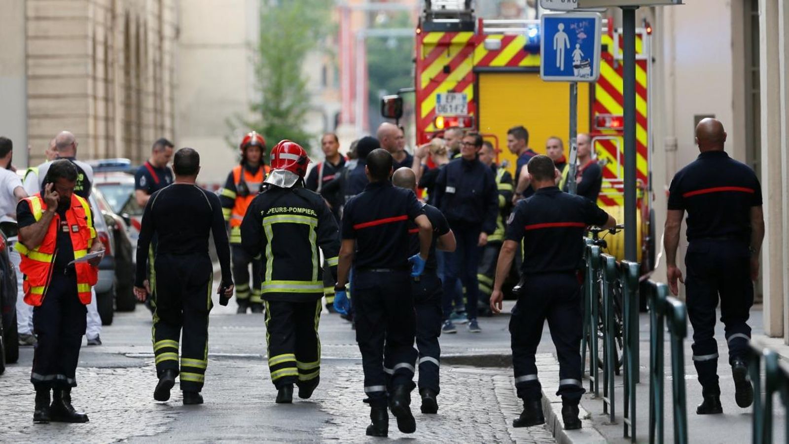 Bombers i personal mèdic en el lloc de l'explosió