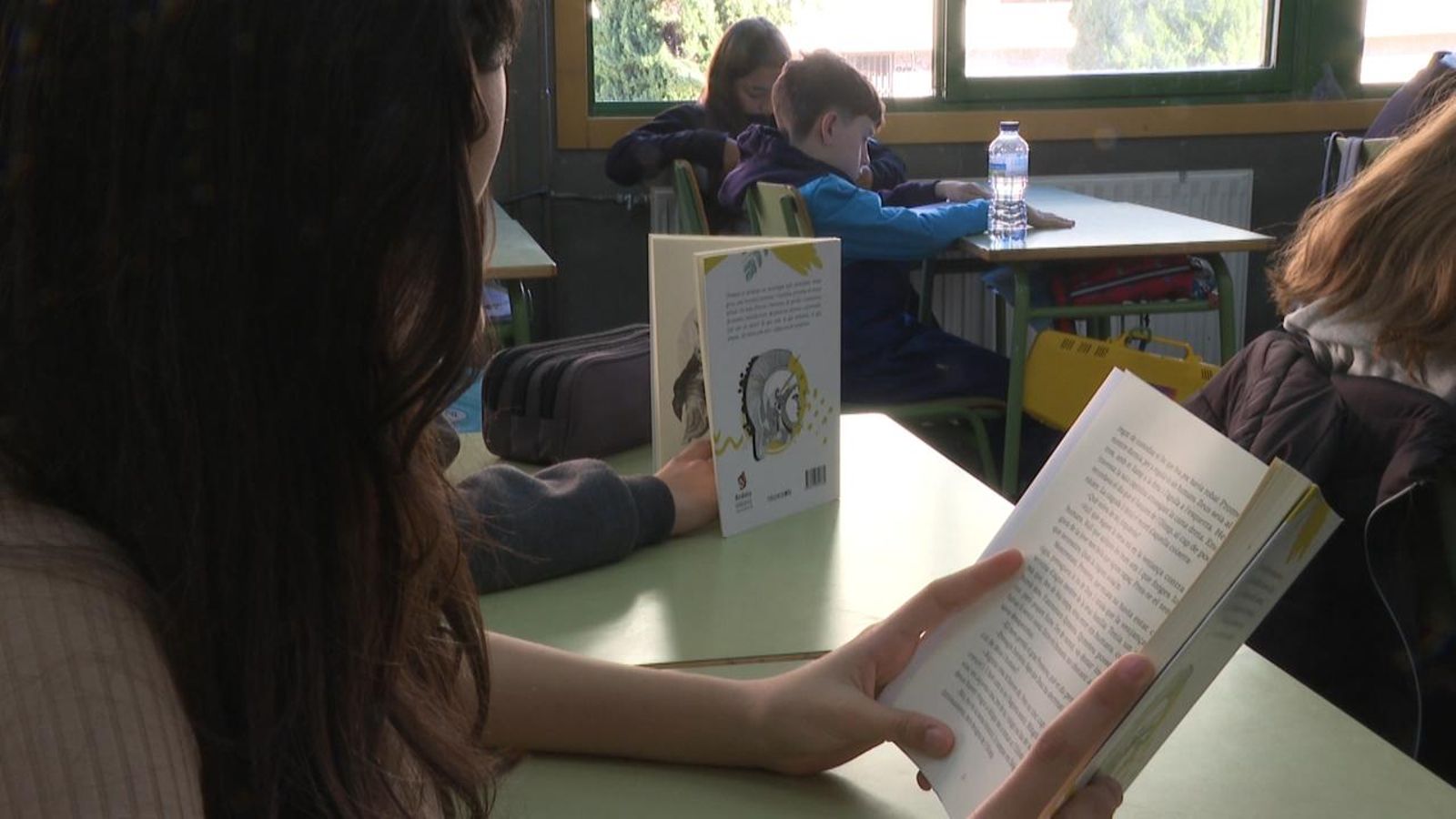 Xiquets lligen en classe