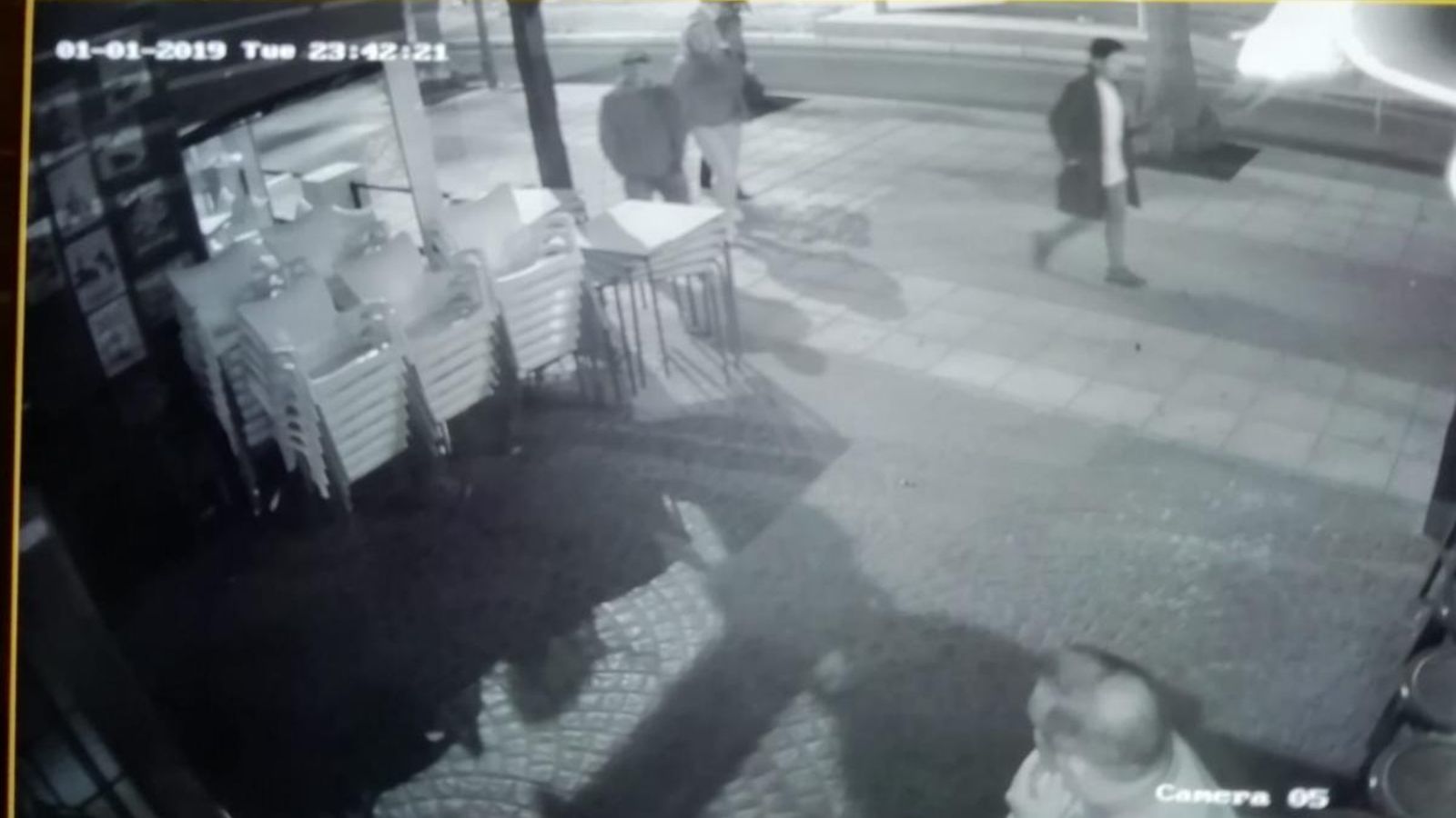 Imatge de les càmeres de seguretat amb el jove desaparegut al carrer, en un pub d'Oriola, el dia 1 de gener, a les 23:42 hores