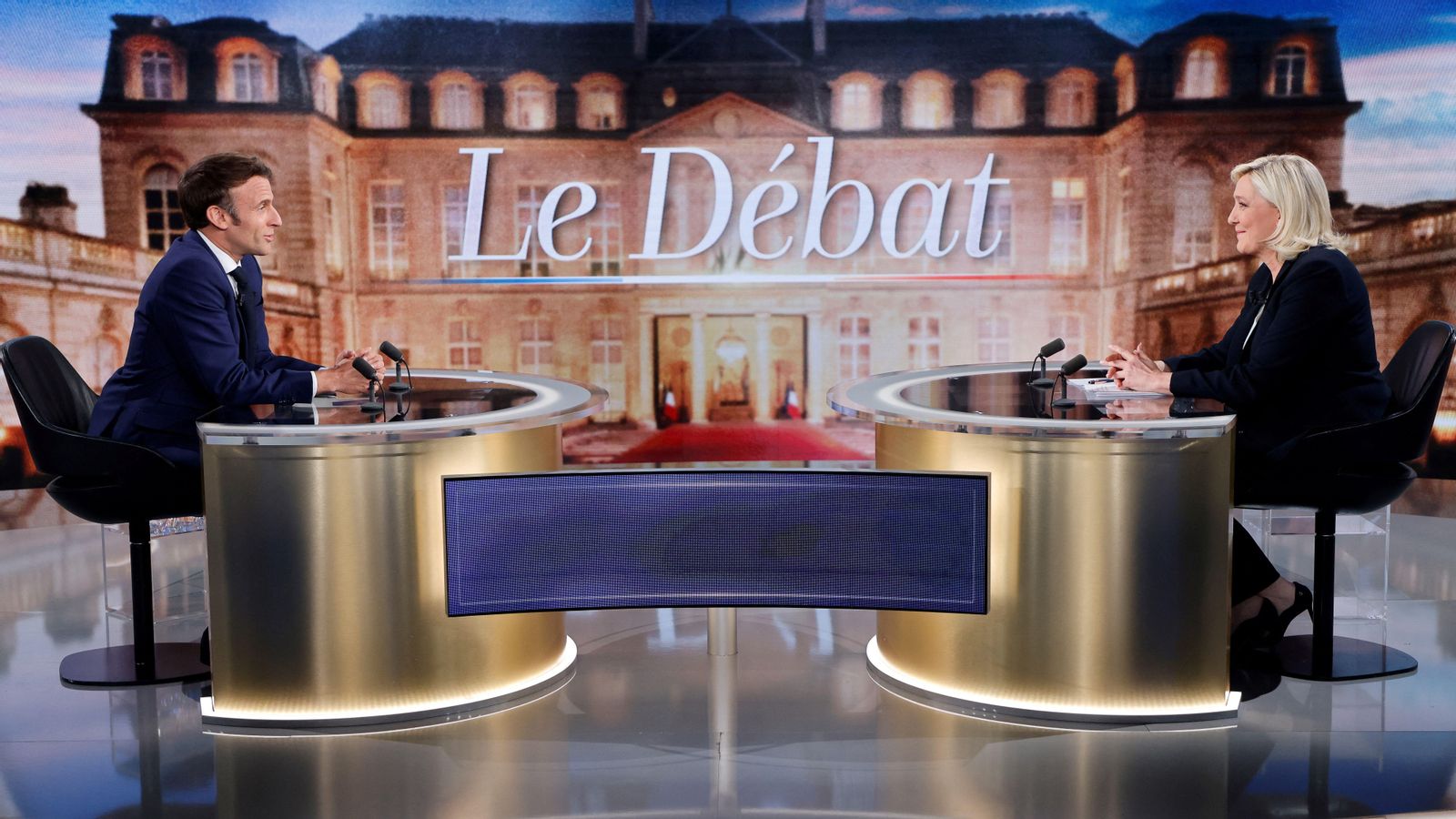 Els dos aspirants a la presidència de França en el plató de televisió on van mantindre el debat preelectoral