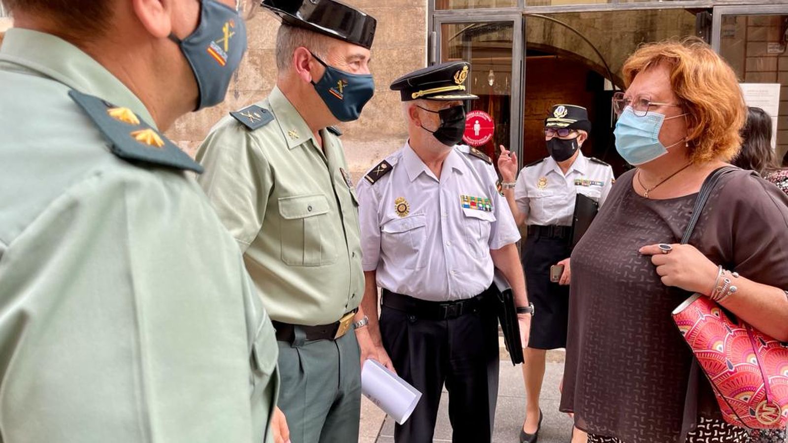 La delegada del govern espanyol a la Comunitat Valenciana, Gloria Calero, saluda responsables policials