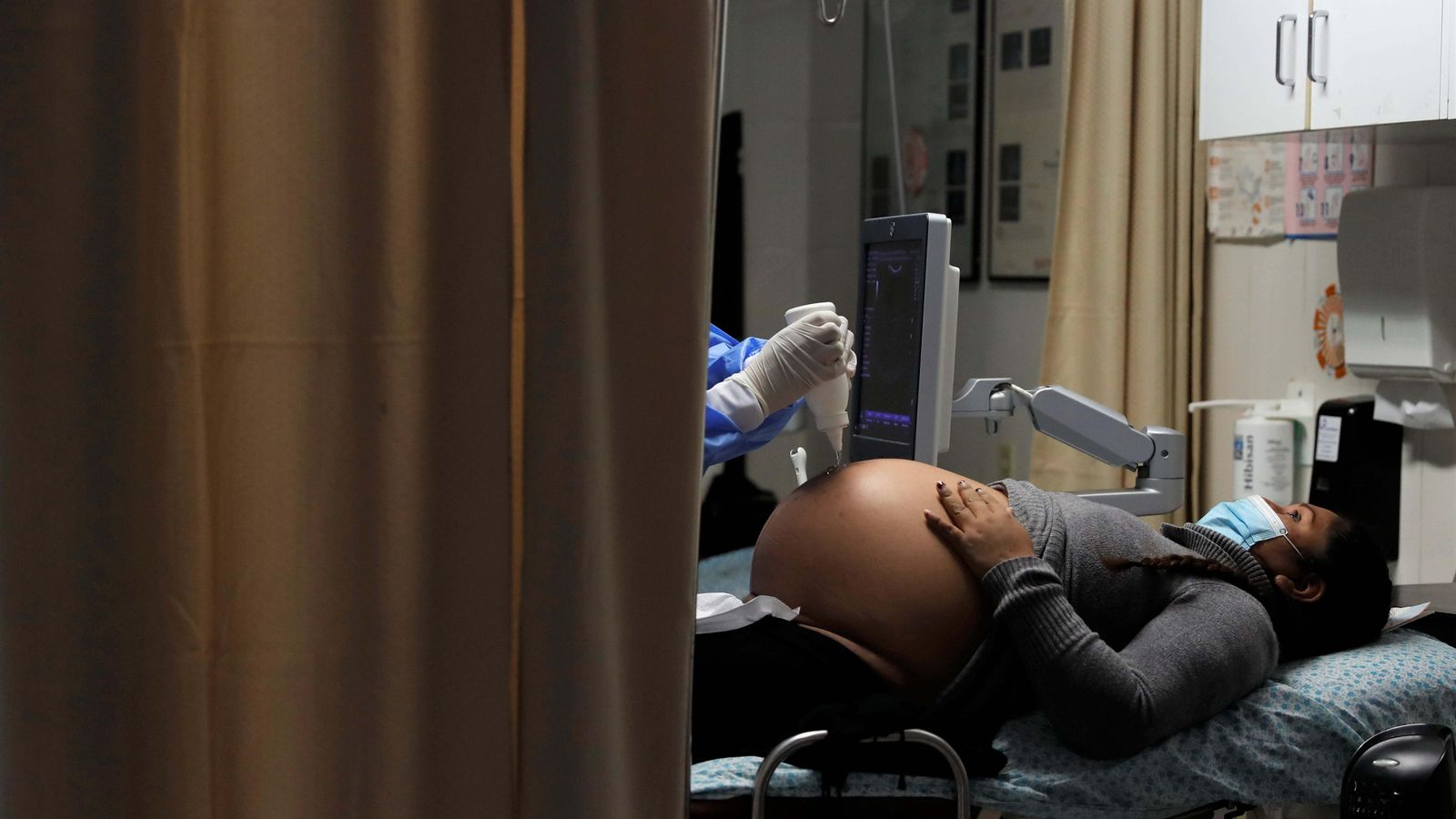 Una dona embarassada es fa una ecografia