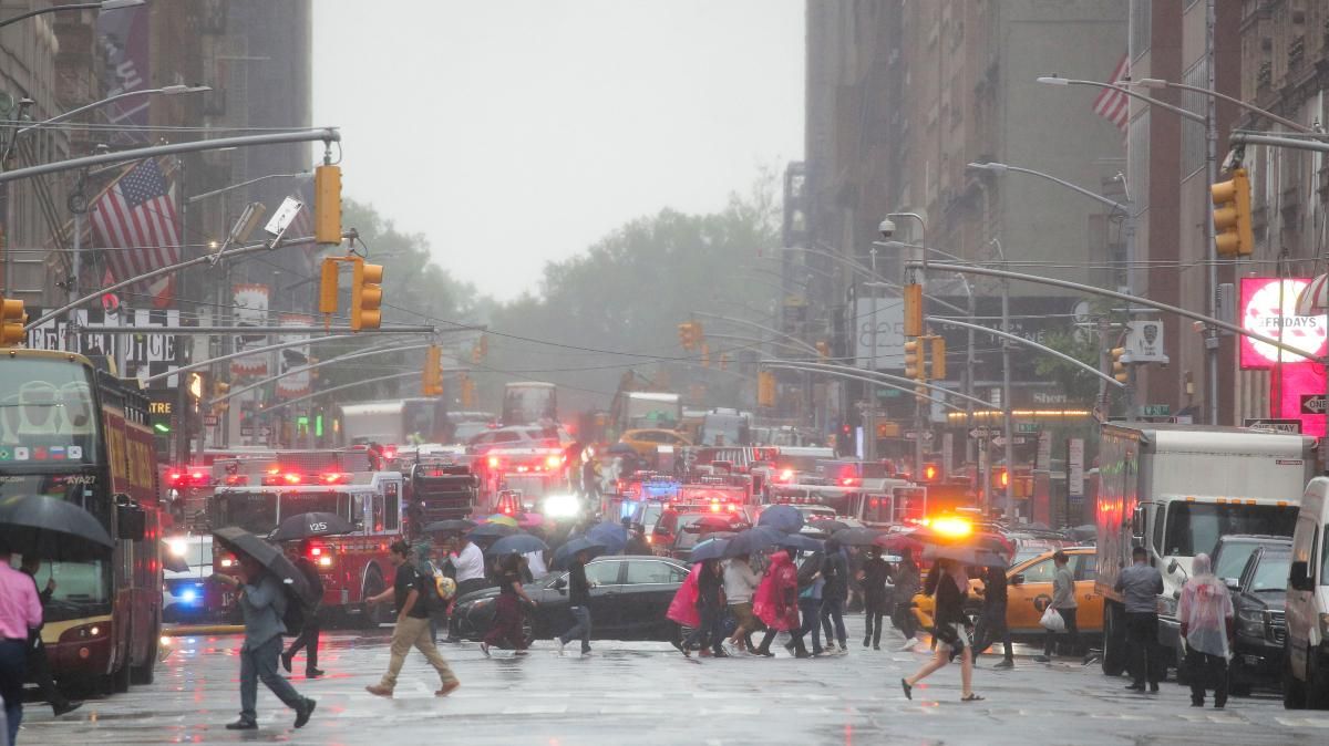 Un mort en estavellar-se un helicòpter contra un gratacel, a Nova York Un mort en estavellar-se un helicòpter contra un gratacel, a Nova York