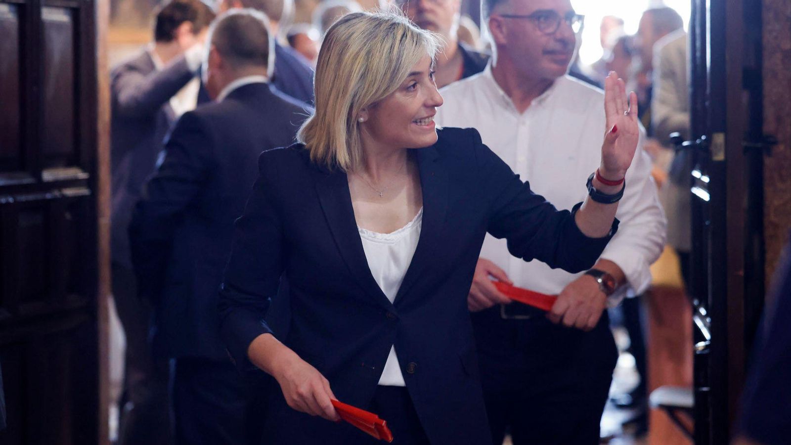 Elisa Núñez, ex consellera de Justícia i Interior, saluda en eixir de l'acte de presa de posessió dels nous consellers