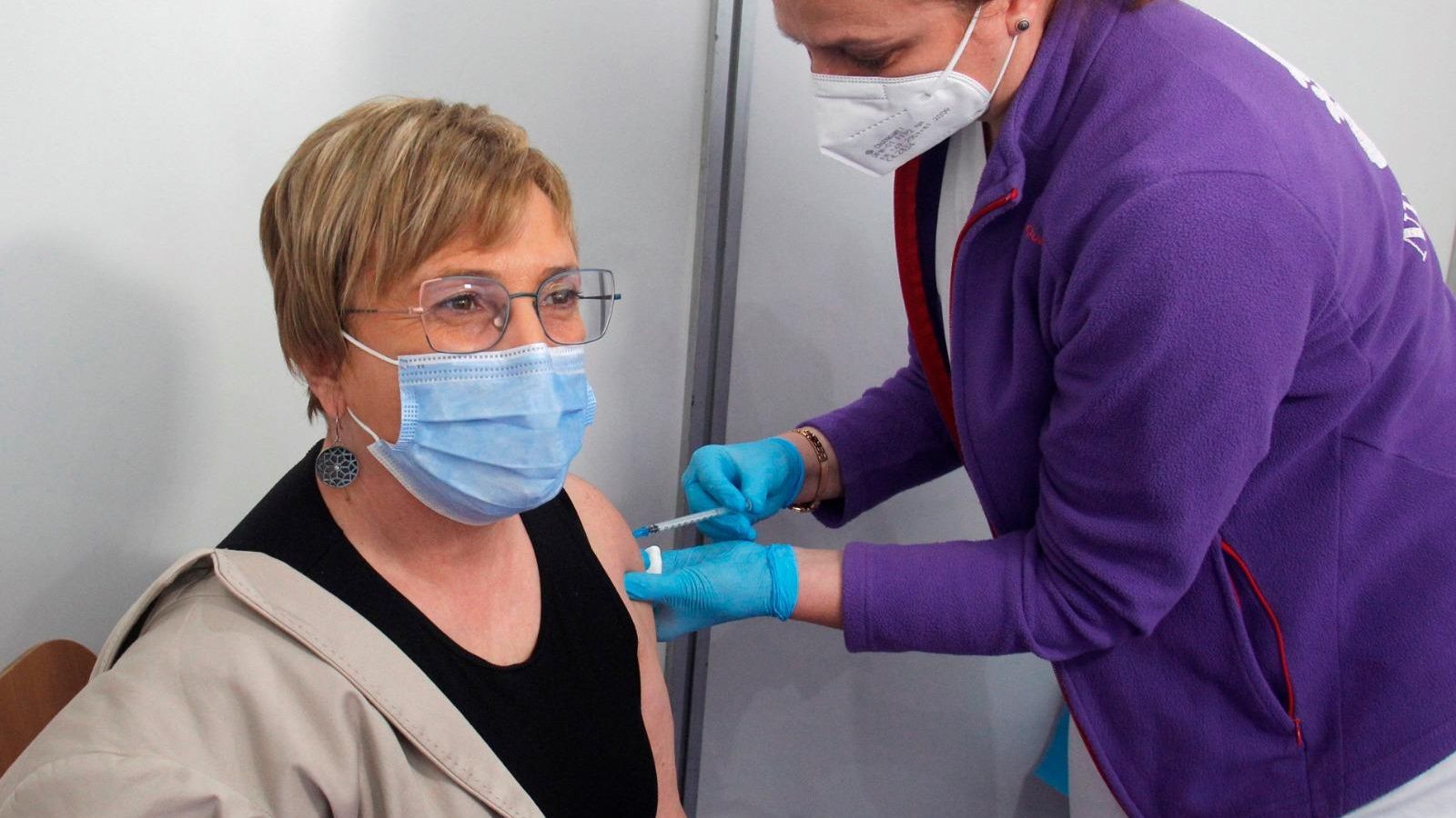 La consellera de Sanitat, Ana Barceló, rebent la primera dosi de la vacuna d'AstraZeneca