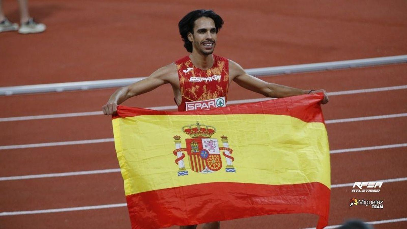 Katir, amb la bandera d'Espanya