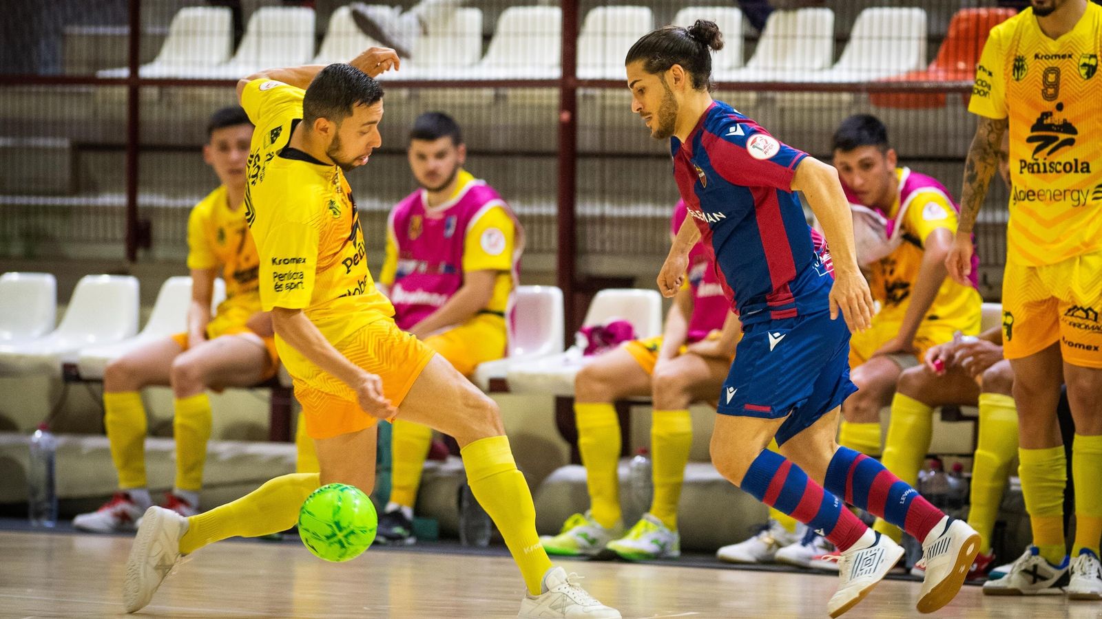 Esteban tracta d'anar-se'n d'Igor