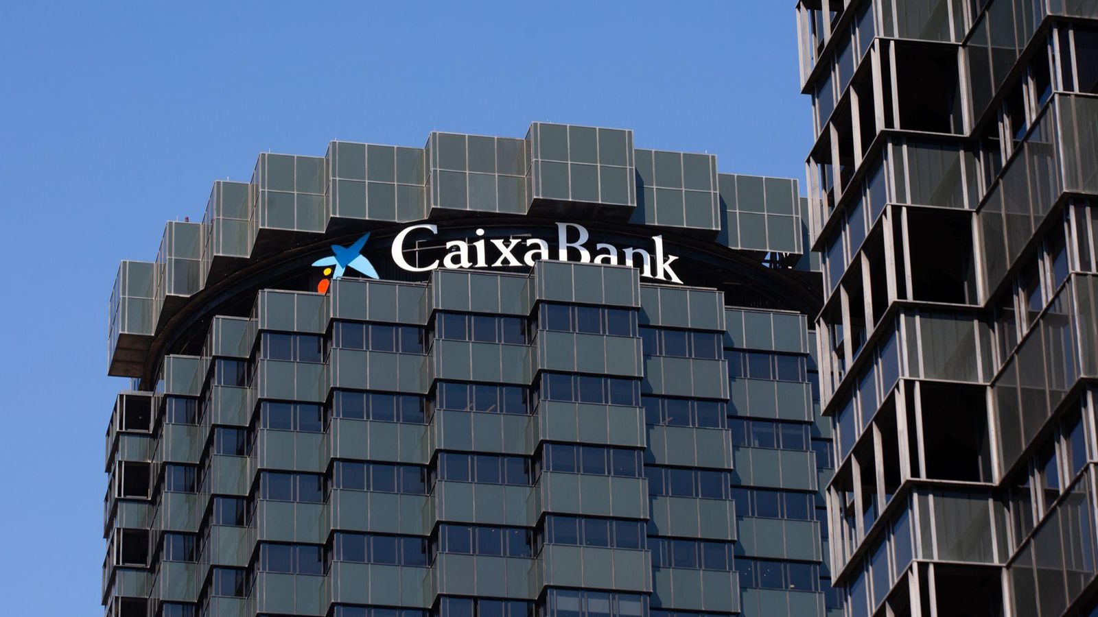 Façana de la seu de CaixaBank en l'avinguda Diagonal de Barcelona Façana de la seu de CaixaBank en l'Avinguda Diagonal de Barcelona
