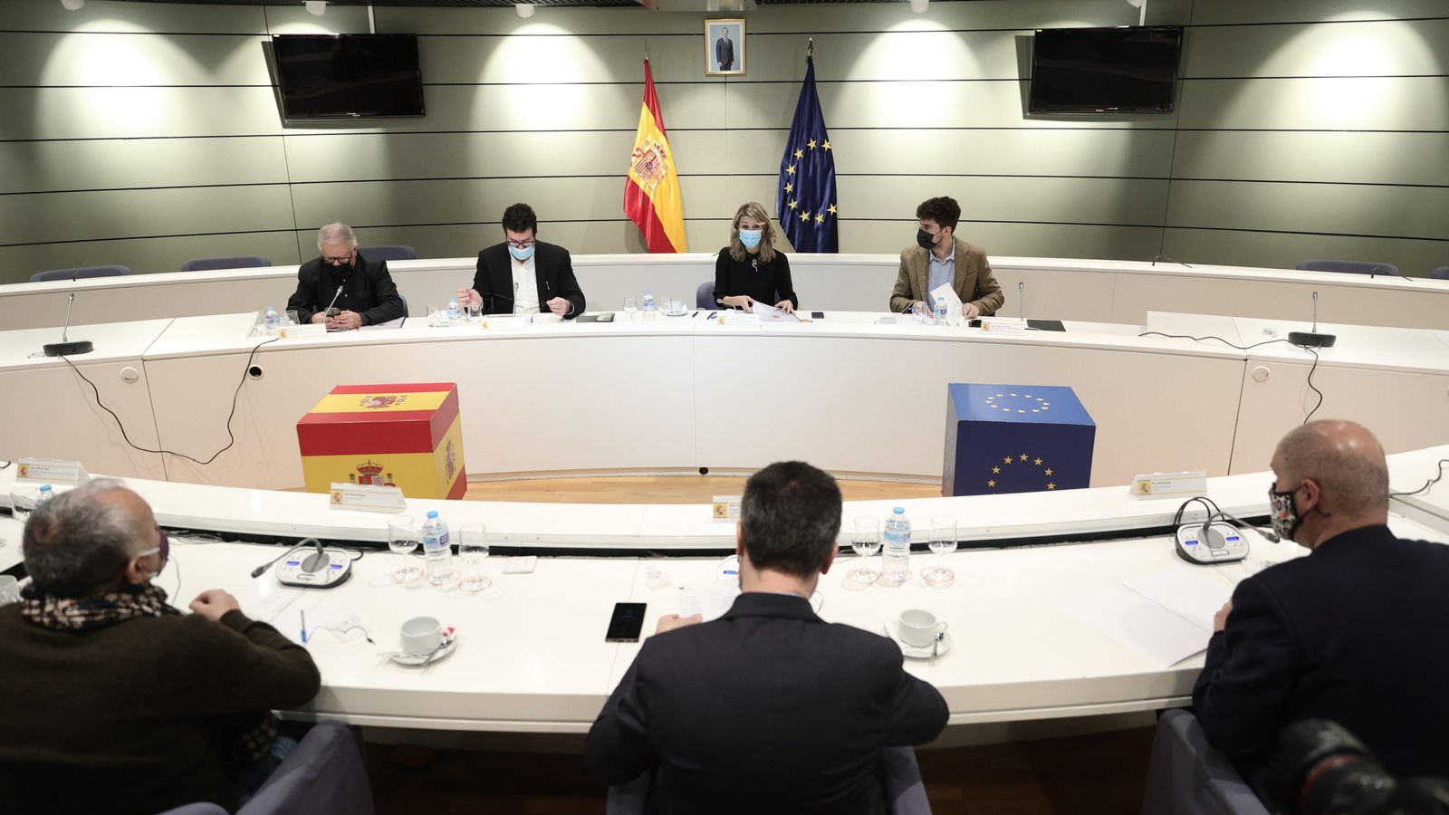 La vicepresidenta segona del Govern i Ministra de Treball i Economia Social, Yolanda Díaz, reunida amb portaveus sindicals en el Ministeri