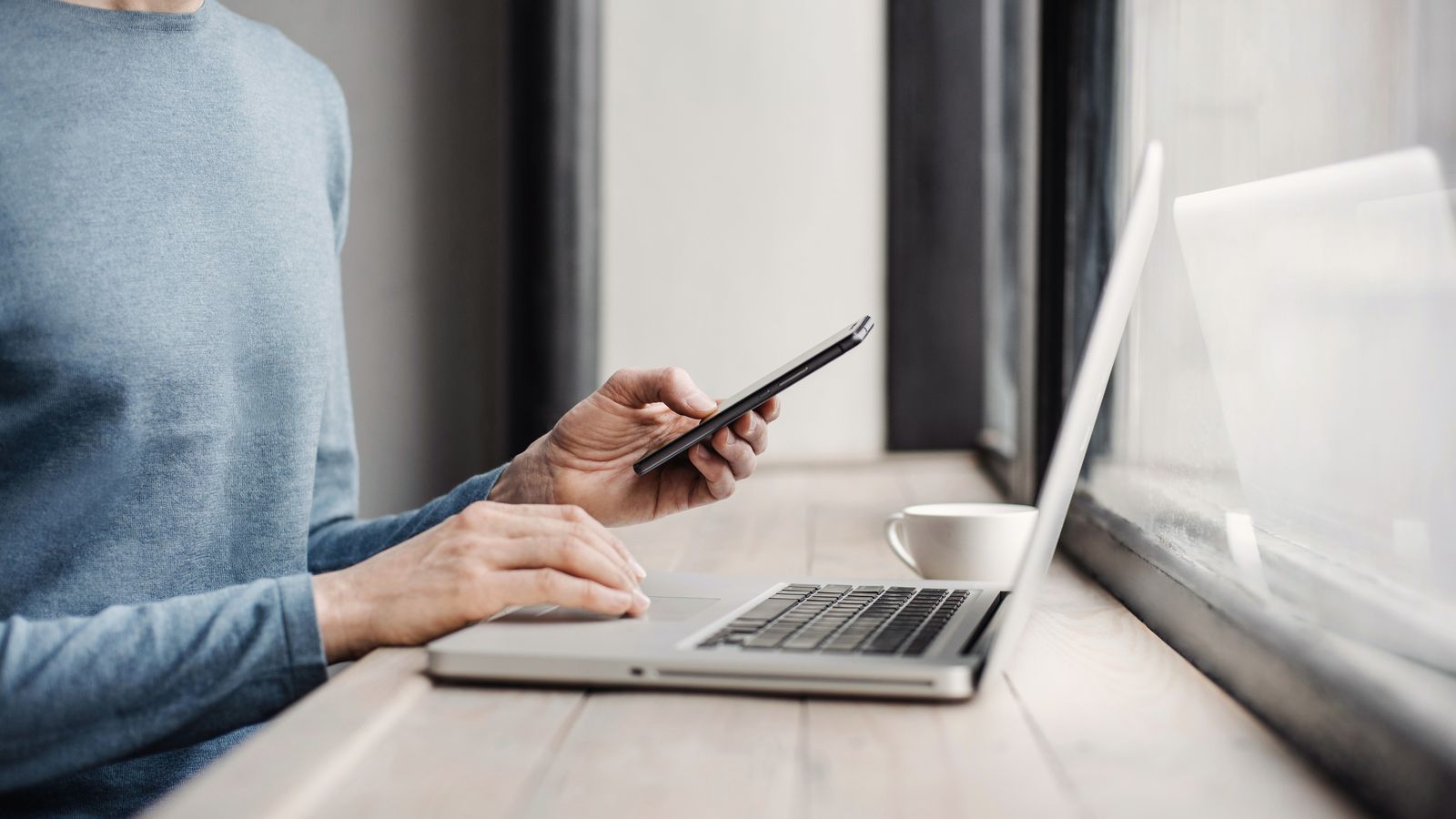 Un gestor de xarxes socials treballant en una imatge d'arxiu