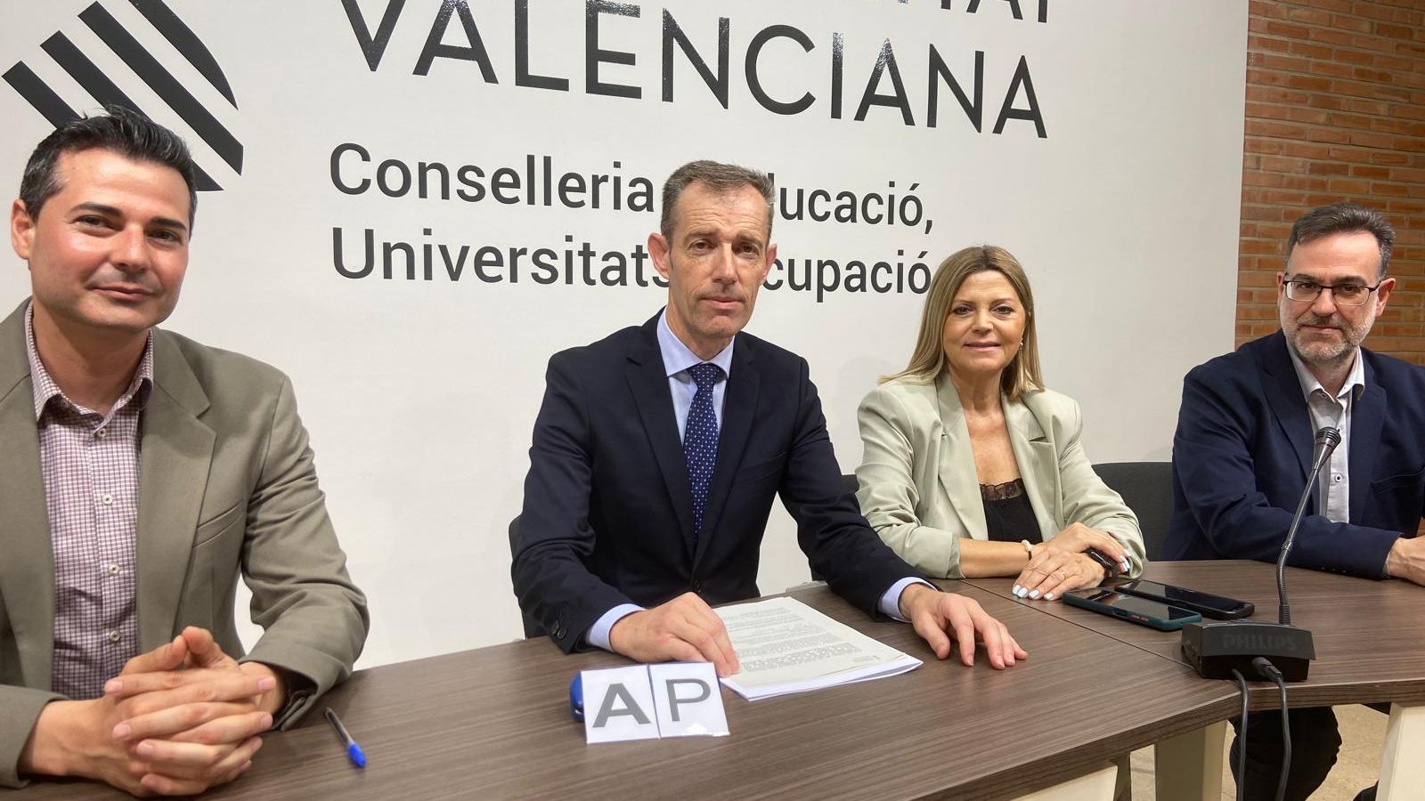 Sorteig de les lletres dels cognoms per a resoldre els possibles empats en el procés d'admissió de l'alumnat per al curs 2024-2025 Sorteig de les lletres dels cognoms per a resoldre els possibles empats en el procés d'admissió de l'alumnat per al pròxim curs 2024-25