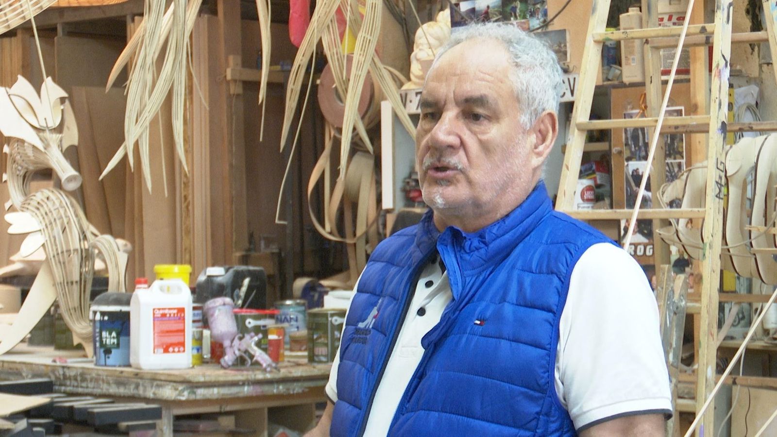 L'artista faller Manolo García en el seu taller de València