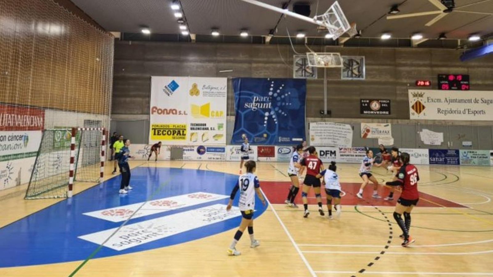 Duel entre l'Handbol Morvedre i el Porriño al pavelló René Marigil de Sagunt
