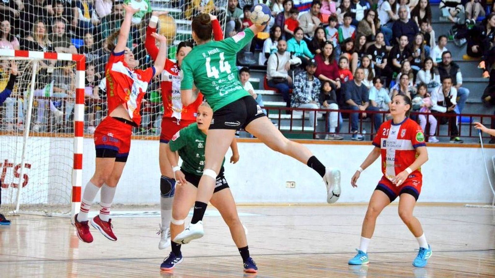 Raquel Moré, en una acció del partit