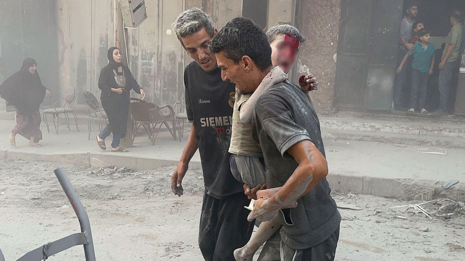 Uns palestins rescaten un xiquet ferit en un dels atacs israelians de dissabte sobre Gaza