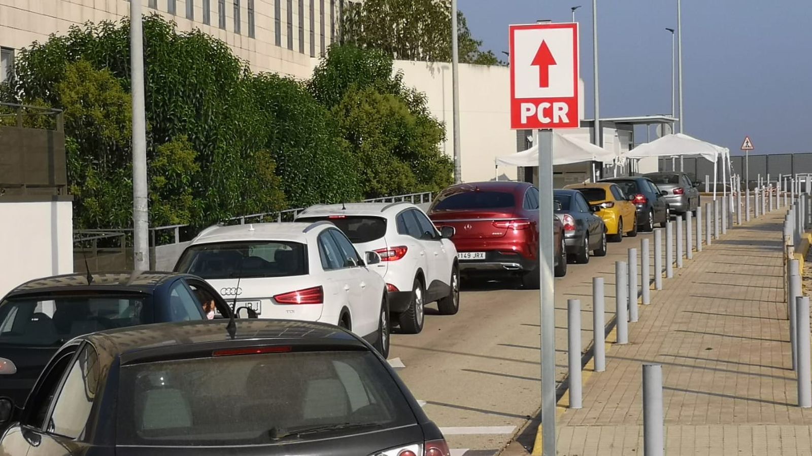 Cues a les portes de l'Hospital de la Ribera per a fer-se proves PCR