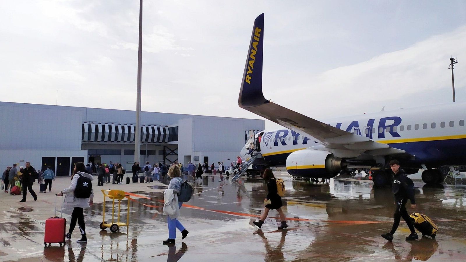 Imatge d'arxiu d'un grup de viatgers a l'aeroport de Castelló