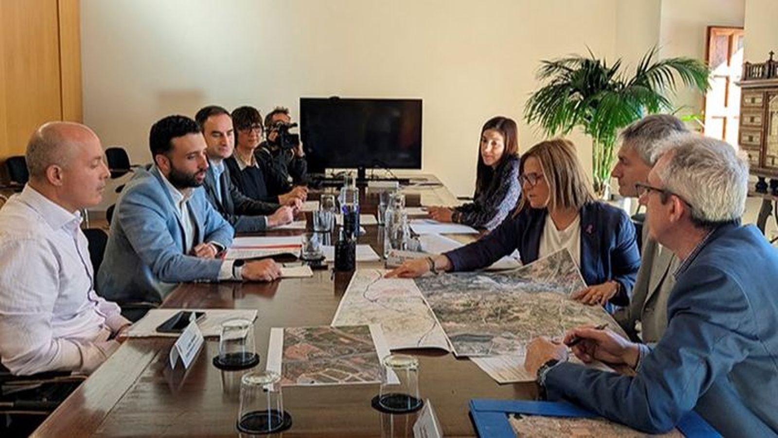 Reunió de Pilar Bernabé amb l'alcalde de Sagunt per a analitzar les infraestructures viàries.