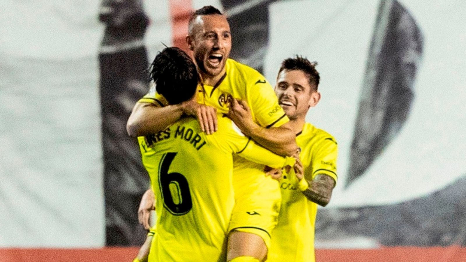 Santi Cazorla celebra el 0-2