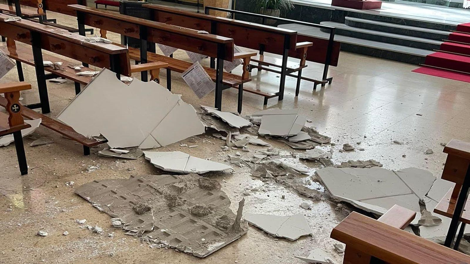 Alguns dels troços de l'escaiola del sostre que van caure aquest dissabte sobre el corredor central de l'església de l'Esperit Sant d'Alberic
