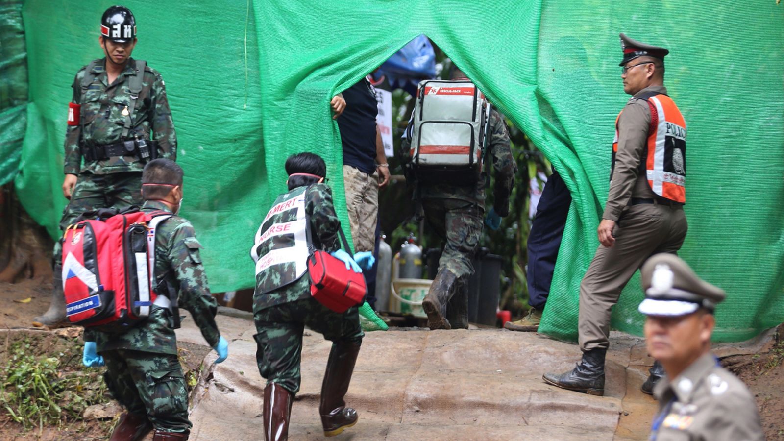 Personal mèdic accedeix a una zona restringida durant els preparatius per a transportar als xiquets rescatats a l'hospital