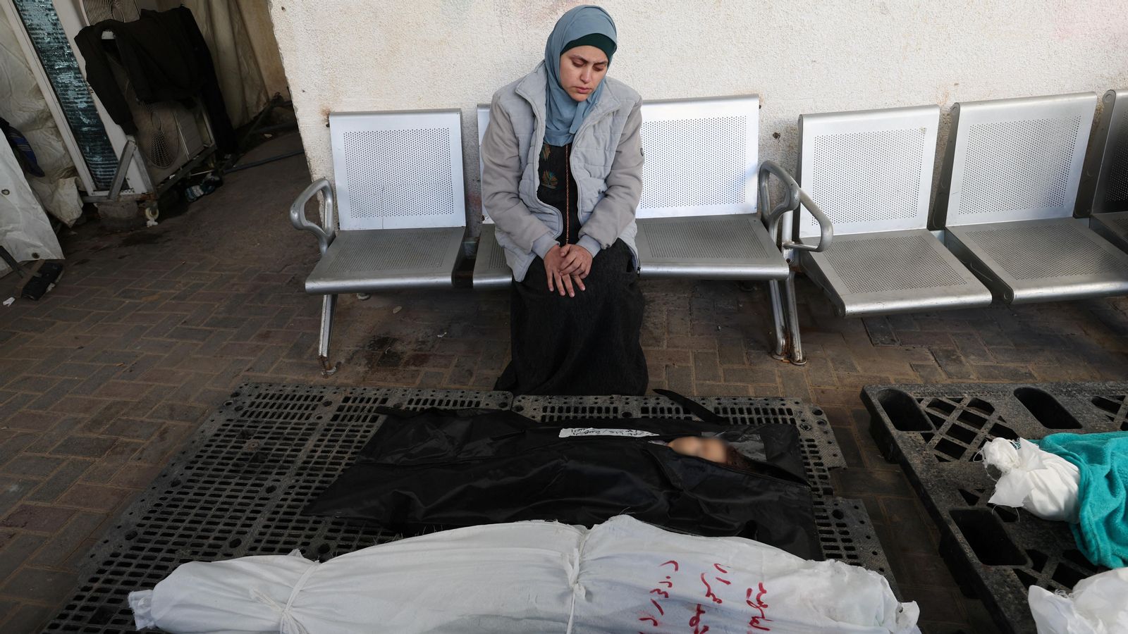 Una mare plora la mort del fill, víctima de l'atac israelià a la guarderia de Rafah