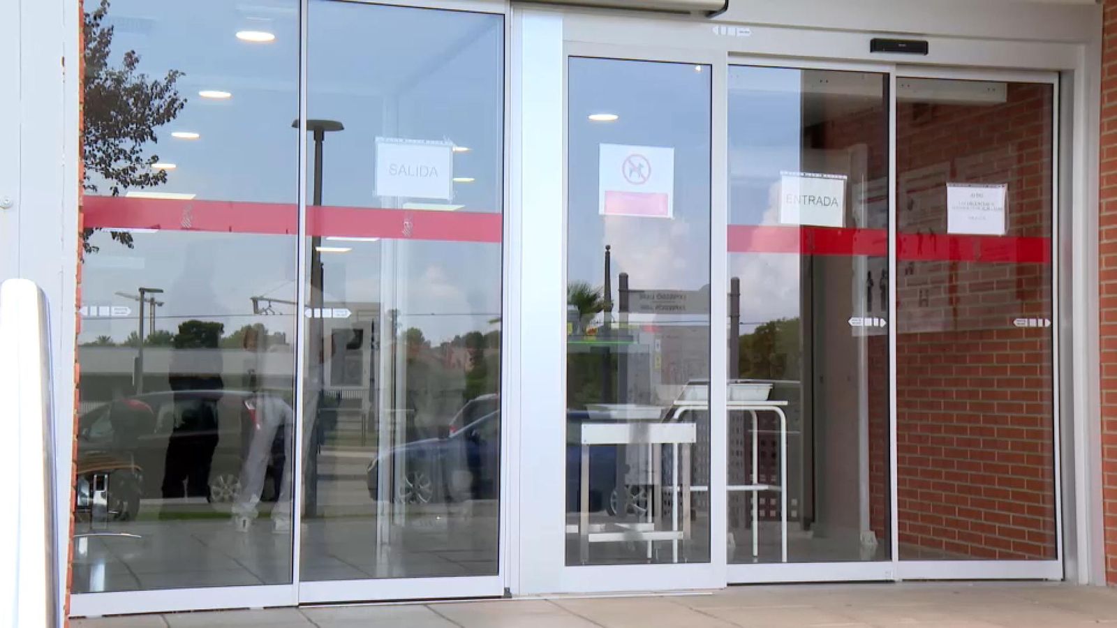 Accés al centre de salut del barri de la Coma, a Paterna, on hi ha un arc de seguretat per a evitar que els pacients entren amb armes o elements perillosos